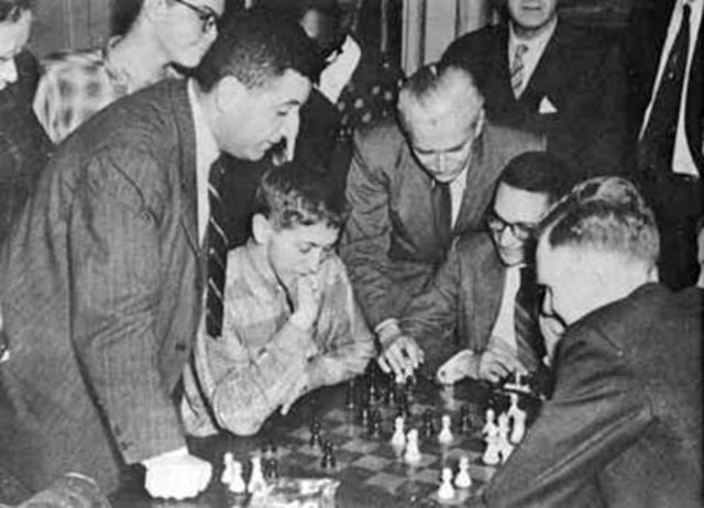 Bobby Fischer, de 13 años, vence a Donald Byrne en el "Juego del siglo".