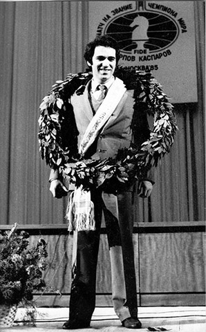 Garry Kasparov es el nuevo campeón mundial.