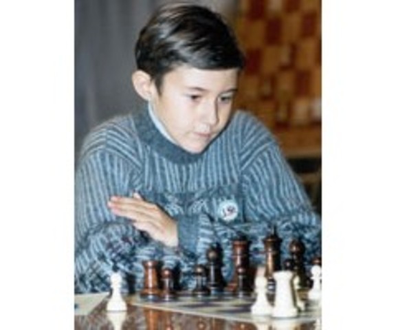 Sergey Karjakin se convierte en el Gran Maestro más joven, a la edad de 12 años, 7 meses.