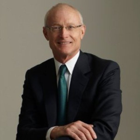 Michael Porter presenta el libro "Ventaja Competititva"