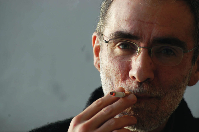 Gerardo Markuletak Larrosak, noizean behin poesia liburua argitaratzen du