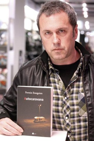 Fermin Etxegoienek Autokarabana eleberria argitaratzen du
