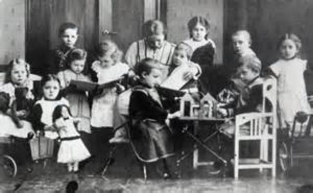 Froebel Imprimió su obra principal