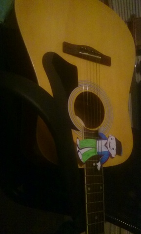 Clément joue de la guitare