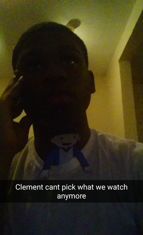 Clement regarde la télévision.