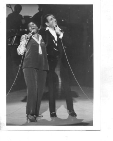 Pearl Bailey asks Bennett to join her revue.