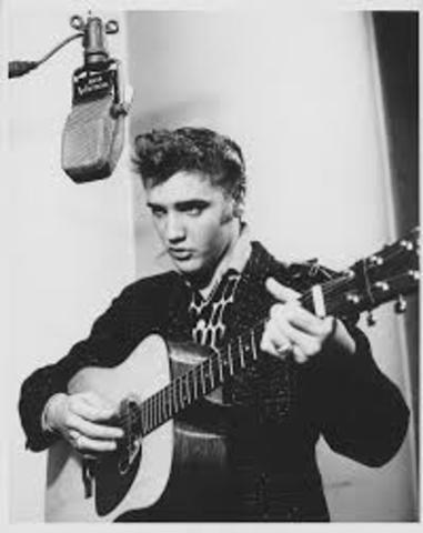 Toca por 1ª vez en público.