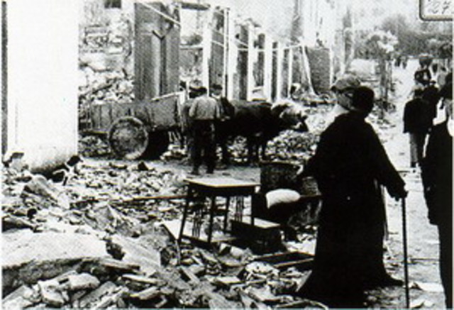El pueblo vizcaíno de Guernica es bombardeado