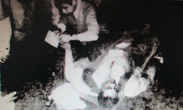 AGENTE DEL DAS INSPECCIONANDO EL CADAVER CIRO TRUJILLO CASTAÑO