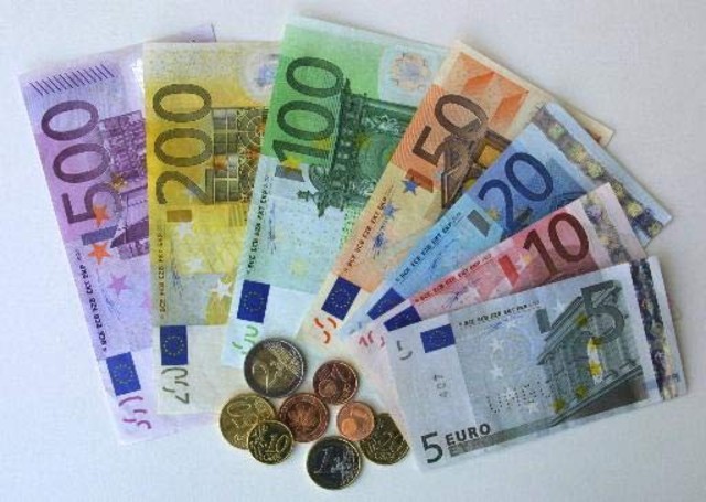 Se ponen en circulación billetes y monedas de Euro