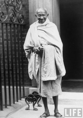 Ghandi comenza a campaña a favor da independencia da India