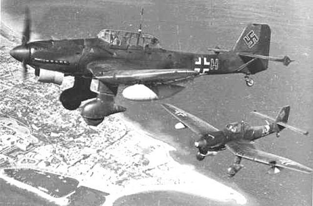 Los aviones nacionales bombardean el puerto de Barcelona