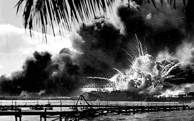 Japan attackerar Pearl Harbor