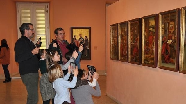 M-Learning: Aprendizaje con dispositivos moviles de conectividad inalambrica, accesibilidad a recursos, aprendizaje en el momento que el estudiante lo decida. Ejemplos: teléfono celular, tableta y agenda electrónica, entre otros