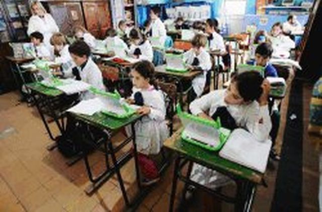 Entrega de equipos en forma de plan piloto en Villa Cardal, Florida.