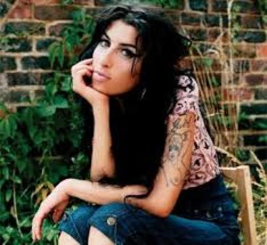 Su álbum debut, Frank