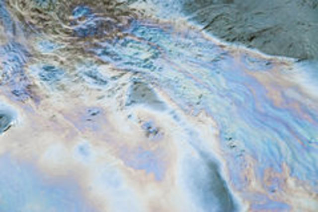 Eau de la rivière Nelson huileuse