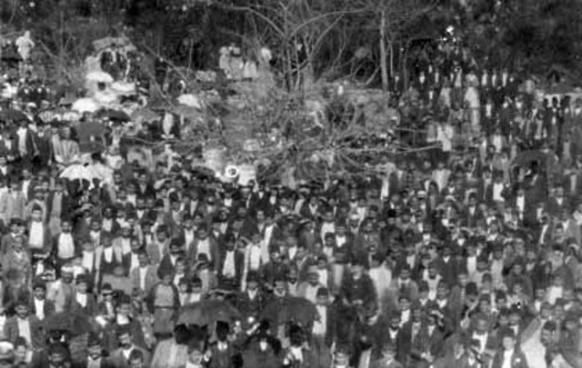 Мирная демонстрация на площади Баб Али