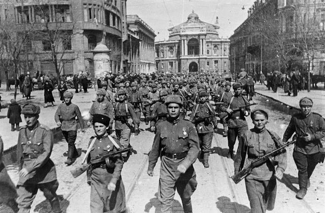 Soviet troops surround Stalingrad
