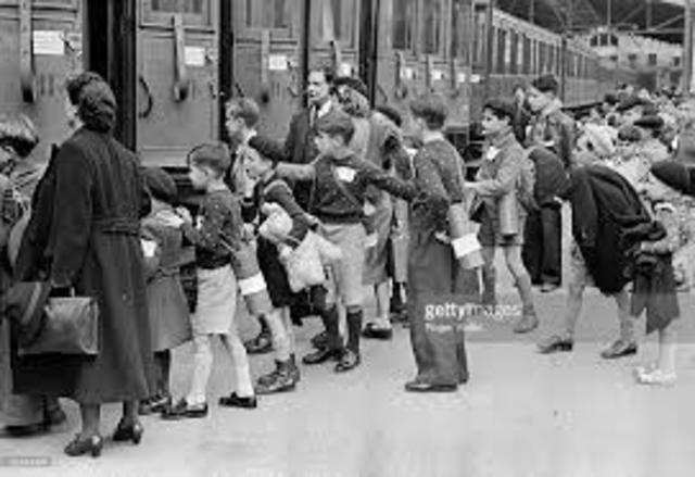 British fleet mobilizes; Civilian evacuations begin from London