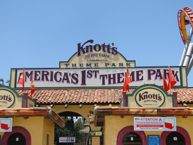 opens knotts berry farm