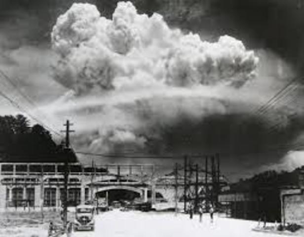 US drops atomic bomb on Nagasaki