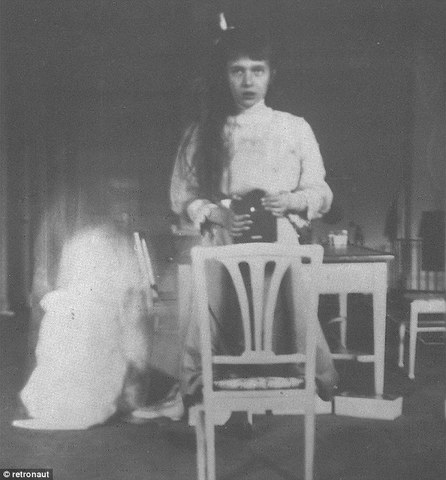Russian Duchess takes selfie 1913.