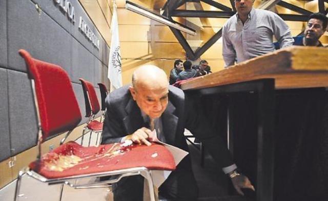 Cavallo decretó el "Corralito"