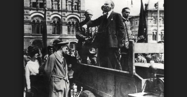 Lenin retorna de l'exili i Tesis d'Abril