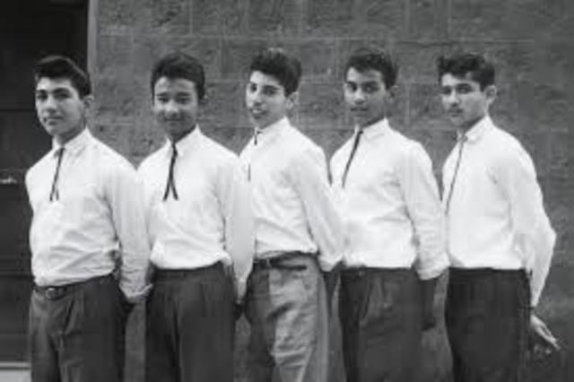 Freddie and his friends make his first band