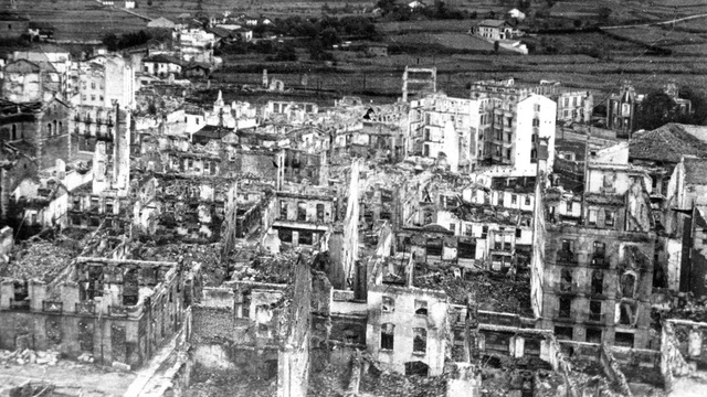 La Legión Cóndor bombardea la ciudad vasca de Guernica.