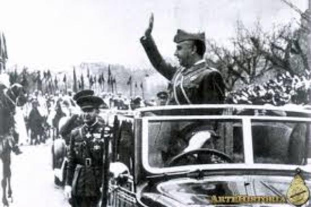 La Junta Técnica de estado decreta como nuevo saludo nacional el saludo fascista-falangista o romano del brazo en alto