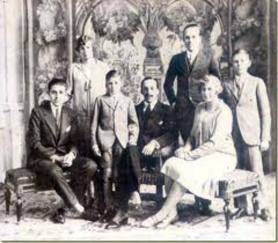 La familia real española, exiliada en París desde la instauración de la República, recupera por decreto la ciudadanía española y sus propiedades.