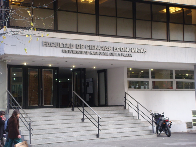 Comienzo de ciencias económicas en La Plata.