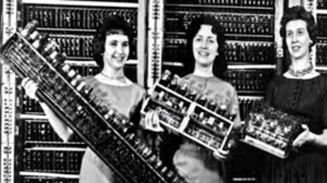 Primer computadora con memoria RAM