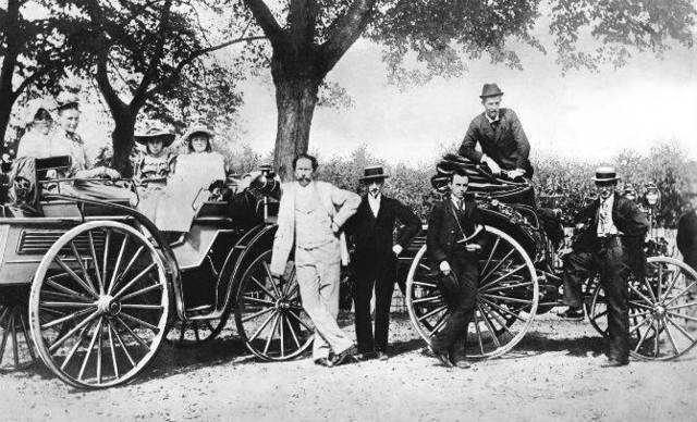 Aperfeiçoamento da bicicleta e do automóvel a motor à explosão