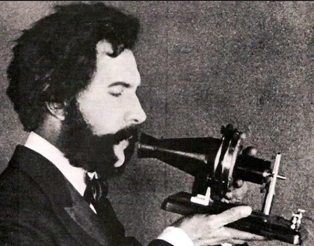 Alexander Graham patenta el teléfono