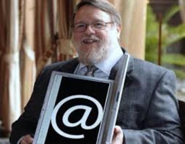 Ray Tomlinson crea el E-mail y uso de la @