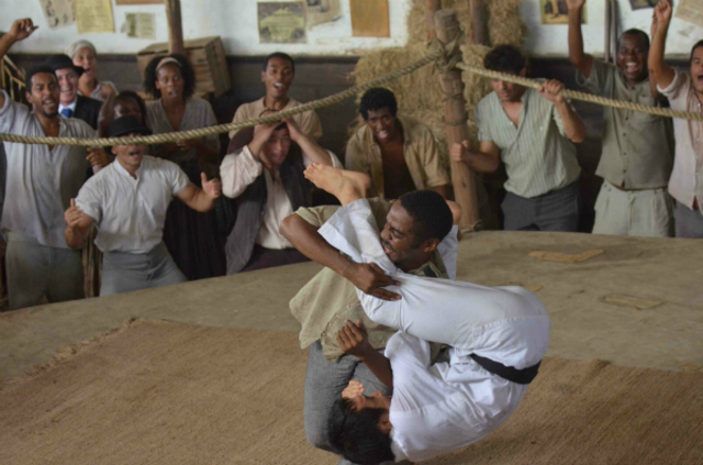 Carlos enfrenta o capoerista Samuel, o Negro Gigante, em evento chamado “estilo versus estilo”