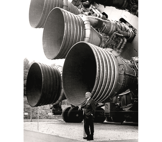 Wernher von Braun dies.