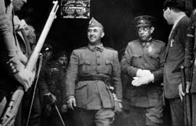 Franco es nombrado vocal de la Junta de Defensa Nacional.