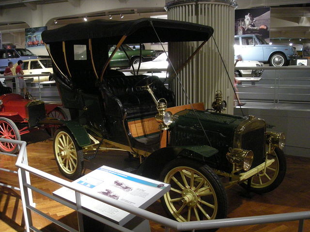 Выпущен перый Ford Model B