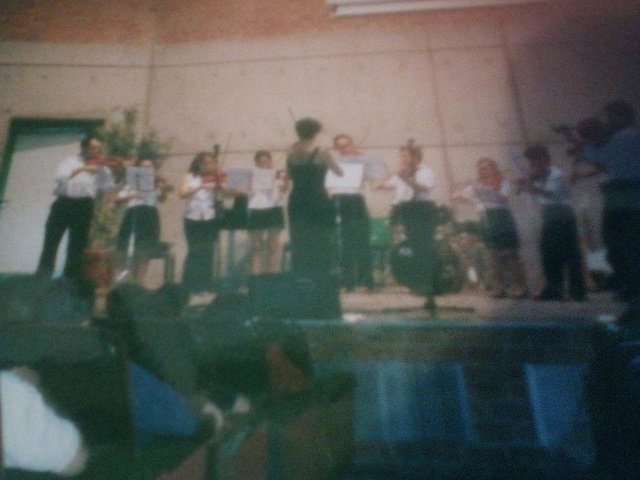 Actuación tocando el violín