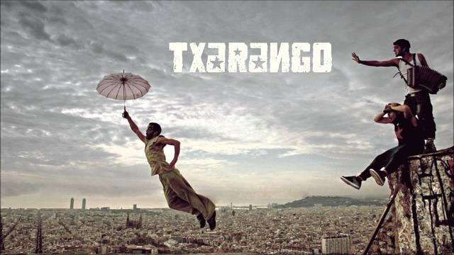 Destaca la canço quan tot s'enlaire