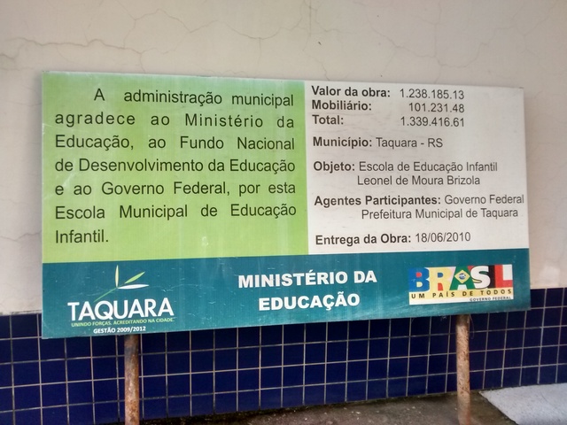 Placa usada no lançamento da obra com a previsão de inauguração