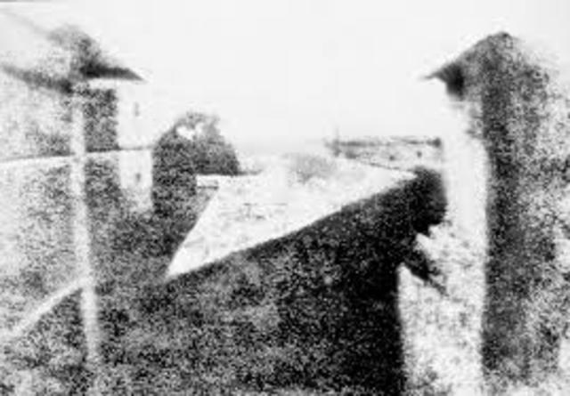 Joseph Nicephore Niépce, físico francés, obtiene las primeras verdaderas fotografías