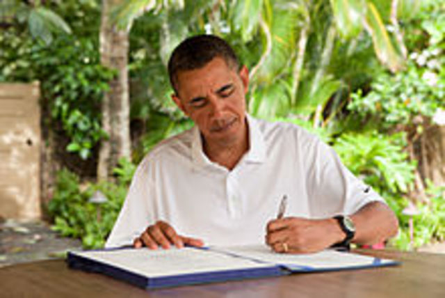 Predient Obama. "Signing Self-Portrait." (2011)