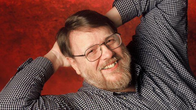 Ray Tomlinson  realiza el primer sistema de correo electronico en ARPANET, red precursora del Internet