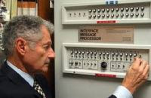 Leonard Kleinrock investiga sobre ``conmutacion de paquetes``