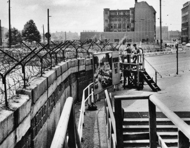 Construction of the berlin wall